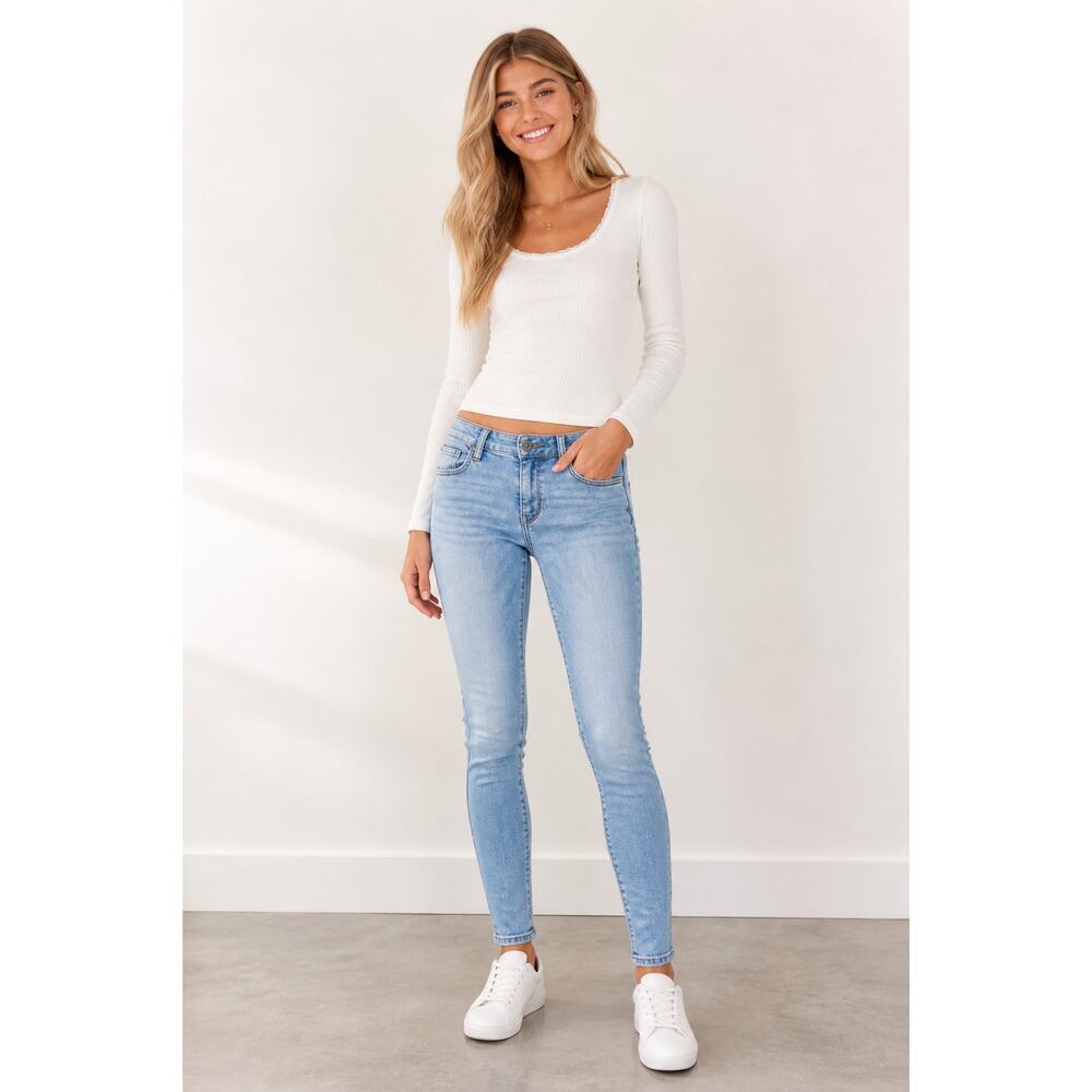 American Eagle Next Level Stretch Light Wash Skinny Jeans Women’s Size 8 Short